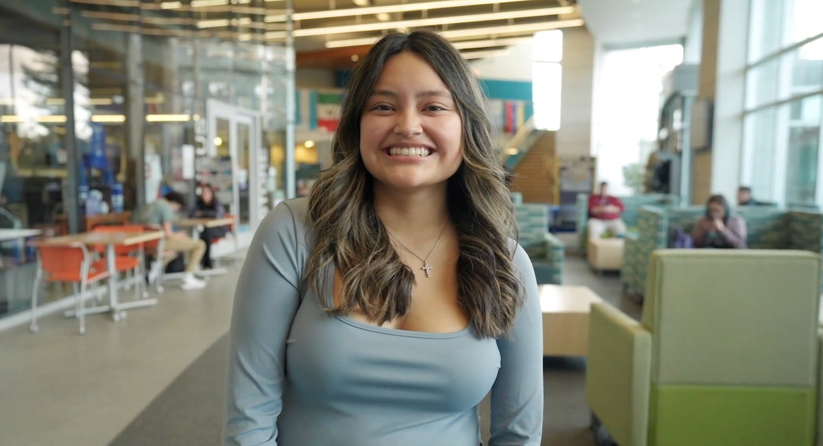 Sonrisas de estudiante hispana