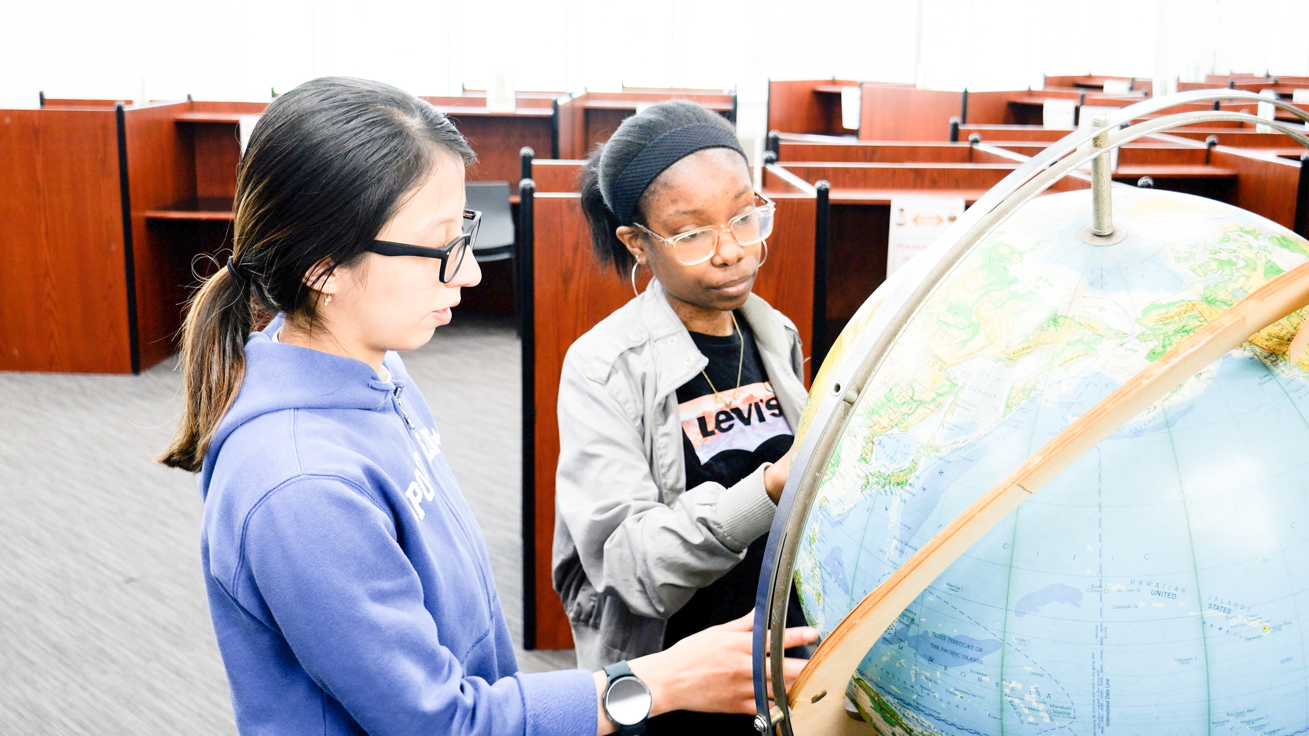 HCC Students Looking At Globe 4